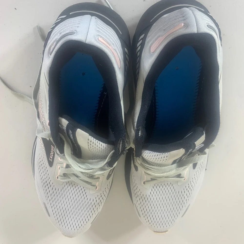 Brooks Adrenaline GTS 22 White and Black Athletic Shoes - Picture 12 of 12